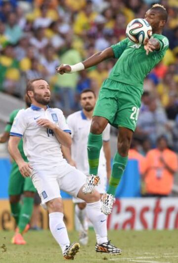 Dimitrios Salpingidis y Geoffroy Serey Die 