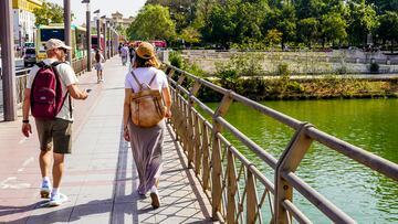 Trasuntes por el Puente de San Telmo en un día donde continúa el tiempo seco y soleado a 10 de abril del 2023 en Sevilla. Andalucía. La comunidad andaluza continúa la semana con tiempo seco y soleado, y se mantendrán las altas temperaturas a lo largo de la misma, llegándose a alcanzar los 34 grados en la provincia de Sevilla en la jornada de este lunes y también durante el martes.
10 ABRIL 2023
Eduardo Briones / Europa Press
10/04/2023