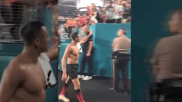 La salida triunfal de Sánchez tras su duelo frente al Madrid