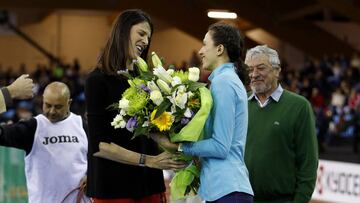 Ruth Beitia recoge un ramo de flores de Mariya Latsiskene, la actual campeona del mundo, en el homenaje que se le rindi&oacute; hace unos d&iacute;as en Madrid. 