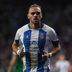 Braithwaite empuña el fusil en la batalla de la ciudad armera