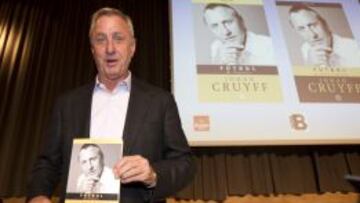 ORGULLOSO. Johan Cruyff present&oacute; ayer en la &#039;Antiga f&agrave;brica de Damm&#039; su nuevo libro: &#039;F&uacute;tbol: mi filosof&iacute;a&#039; que ya se puede comprar desde hace d&iacute;as.