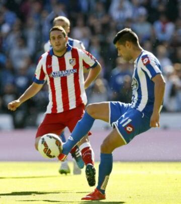 Juanfran Moreno controla el balón ante Koke.