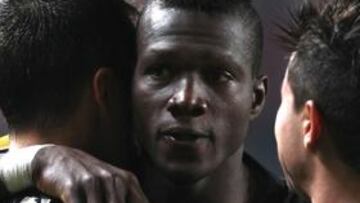 <b>ESTRENO. </b>Dias y Cleyton felicitan a Cissé tras su gol al Hapoel.