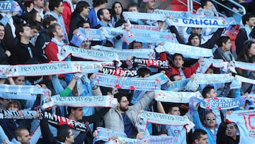 Los aficionados del Celta alzan sus bufandas durante un partido en Balaídos.