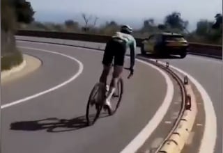 La temeridad del ciclista Kiko Galván en una carretera de Cataluña provoca un aluvión de críticas