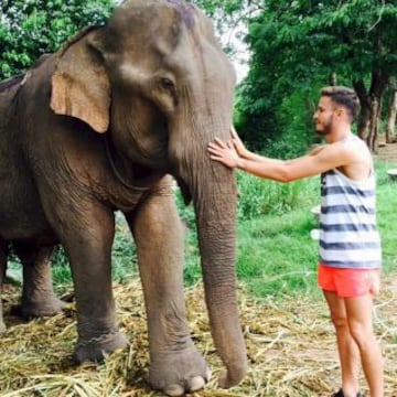 Saúl Ñíguez en Tailandia con un elefante.