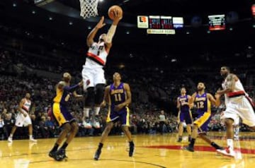 Lillard falló el tiro decisivo y no tuvo su mejor noche. Los Blazers siguen terceros del Oeste pero muy amenazados por los Rockets.