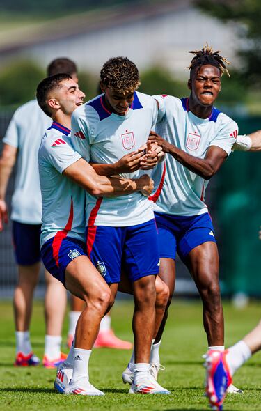 Buen rollo entre Lamine Yamal, Ferrán y Nico Williams.
