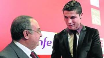 <b>OBSEQUIO. </b>Cristiano entregó a Alfredo Relaño una camiseta dedicada.