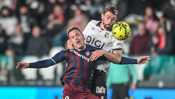 Partido entre el Burgos CF y el Eibar celebrado en el Estadio ‘El Plantío’.
Atienza del Burgos y Bautista del Eibar
10-01-2026 - RICARDO ORDÓÑEZ