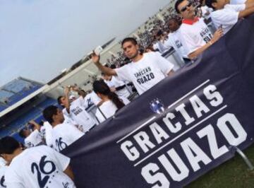 Miles de hinchas rayados llegaron hasta el Tecnológico para despedir al chileno Humberto Suazo.