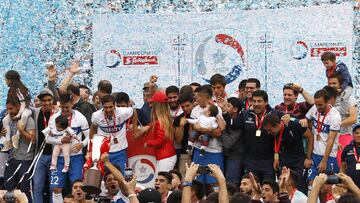 Futbol, Universidad Catlica v Audax Italiano.
 Decimoquinta  fecha, campeonato de Clausura 2016.
 El jugador de Universidad Catlica, Cristian Alvarez, levanta la copa de campen del campeonato de Clausura 2016 en el estadio San Carlos de Apoquindo de Santiago, Chile.
 30/04/2016
 Felipe Zanca/Photosport************
 
 Football, Universidad Catlica v Audax Italiano.
 15th date, Clousure Championship 2016.
 Universidad Catlica&#039;s player, Cristian Alvarez up the cup of   Clousure Championship 2016  at the San Carlos de Apoquindo stadium in Santiago, Chile.
 30/04/2016
 Felipe Zanca/Photosport