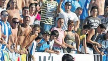 <b>EUFORIA. </b>Los jugadores del Málaga celebran uno de los 11 goles que llevan.