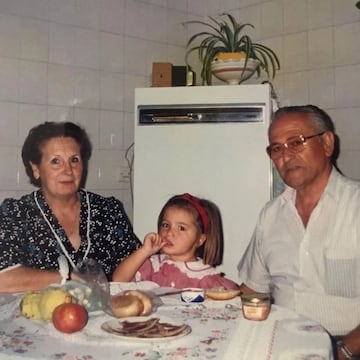 Miriam Doblas Mu?oz, conocida art赤sticamente como Lola ?ndigo, naci車 el 1 de abril de 1992 en Madrid, Espa?a, aunque creci車 en Hu谷tor-T芍jar, Granada. Desde joven mostr車 inter谷s por el mundo art赤stico, destacando como bailarina y core車grafa.