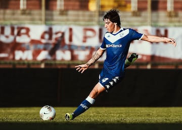 El jugador nacido en Lodi (Italia) es una de las ¨²ltimas joyas que han salido de la cantera del Brescia. Sandro estuvo en el conjunto de Lombard¨ªa hasta que en la temporada 20/21 se march¨® cedido al Milan el cual la temporada siguiente lo compr¨® por algo m¨¢s de 14,50 millones de euros. En el mercado de fichajes de verano de la 23/24 se march¨® a Inglaterra para jugar en el Newcastle a cambio de 64 millones de euros.