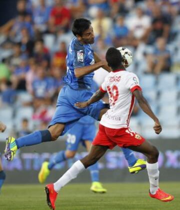 El jugador del Getafe, Juan Rodriguez, disputa el balón a Jonathan Zongo.