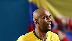 Maicon celebra con Neymar el gol de la victoria de Brasil ante Colombia (1-0), antes de ser expulsado de la selecci&oacute;n por indisciplina.