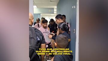 La cara de un empleado del aeropuerto cuando tiene que sellar el pasaporte a Messi