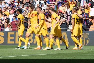 Los jugadores del Barcelona celebrando el gol de Ferran Torres el primero del encuentro.