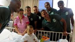 Los jugadores de Nacional le llevaron regalos a los ni&ntilde;os del Hospital Pablo Tob&oacute;n Uribe.