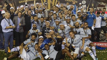Brazil's Gremio celebrate with the trophy after winning the Copa Libertadores 2017 final football match against Argentina's Lanus at Lanus stadium in Lanus, Buenos Aires, Argentina, on November 29, 2017.
Gremio won 2-1 to become the champion o
