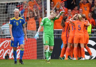 Hosts Netherlands ease past Sweden into Euro semi-finals