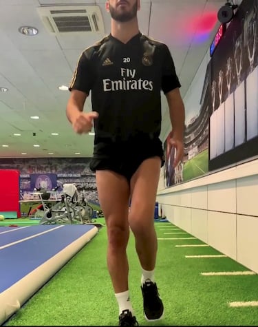 Sesiones de ocho horas diarias en Valdebebas. Llega el primero y se va el último a diario. Se hace muy monótono: piscina, gimnasio y fisioterapia. Nada de balón y tampoco pisa el césped. Son las semanas más difíciles de la rehabilitación. Viaja a Mallorca para presenciar el encuentro entre el equipo local y el Madrid.