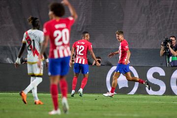 0-7. Marcos Llorente celebra el séptimo que anota en el minuto 85 con Samuel Lino.