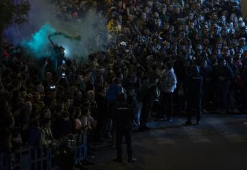 Miles de seguidores reciben a sus equipos a las puertas del Estadio Benito Villamarín.