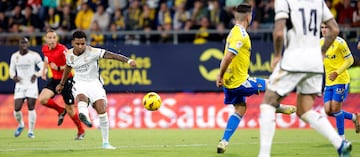 Rodrygo dispara a portería en el primer gol del Real Madrid. 