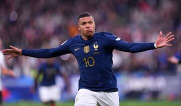 La selección francesa venció 2-0 ante Austria para evitar el descenso a la Liga B de la Nations League. Mbappé abrió el marcador con un golazo y lo celebró 'disparando una fotografía'.