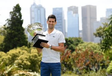 El tenista serbio Novak Djokovic ha posado ante los medios de comunicación con el trofeo conseguido en Australia tras vencer en la final a Dominic Thiem. Con título suma 17 Grand Slam por detrás de los 19 de Nadal y de los 20 de Federer. 