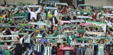 Aficionados del Córdoba animan a su equipo, durante el encuentro correspondiente a la septima jornada de primera división.