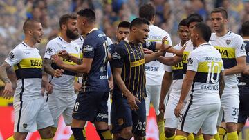 Rosario Central&#039;s forward Teofilo Gutierrez (C) argues with Boca Juniors&#039; forward Carlos Tevez (R)  during their Argentina First Division football match at La Bombonera stadium, in Buenos Aires, on November 20, 2016. / AFP PHOTO / ALEJANDRO PAGNI