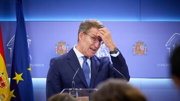 El presidente del PP, Alberto Núñez Feijóo, durante una rueda de prensa tras la reunión con el presidente del Gobierno en funciones y líder del PSOE, en el Congreso de los Diputados, a 30 de agosto de 2023, en Madrid (España). Feijóo ha ofrecido a Sánchez un acuerdo por el que la Legislatura duraría un máximo de dos años a cambio de que pueda gobernar la lista más votada ‘en aras de la centralidad’. Esta propuesta está incluida en un documento que Feijóo ha entregado a Sánchez, junto a once propuestas encabezadas por la leyenda ‘puntos en común’, en los que se pide al PSOE que facilite la investidura al PP para afrontar seis pactos de Estado en una legislatura de dos años. Además, ha propuesto un gobierno de 15 ministerios que defienda la integridad territorial y rechace las solicitudes de referéndum y amnistía.
30 AGOSTO 2023;PP;REUNIÓN;SANCHEZ;FEIJOO;
Jesús Hellín   / Europa Press
30/08/2023