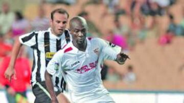 <b> ZOKORA, EN LA CARTUJA. </b>El centrocampista del Sevilla, al que se entra Cannavaro en este avance, se presentó ante la afición sevillista