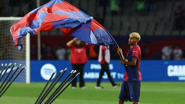 Lamine Yamal celebrando la liga.