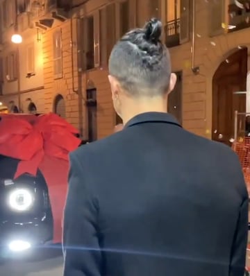 La ¨²ltima adquisici¨®n de Cristiano Ronaldo se remonta al d¨ªa de su cumplea?os, y concretamente se trat¨® de un regalo de su pareja Georgina Rodr¨ªguez. La imagen de su llegada a un conocido restaurante italiano donde le esperaba su regalo de cumplea?os dio la vuelta al mundo, y es que a CR7 le esperaba nada menos que un Mercedes-Benz Clase G valorado -seg¨²n el diario brit¨¢nico- en unos 700.000 euros.