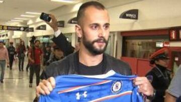 Víctor Vázquez podría debutar esta noche con la camiseta del Cruz Azul en el estadio Nou Camp.