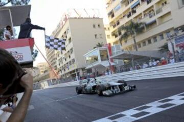 Bandera a cuadros para Nico Rosberg.