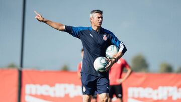 Mart&iacute; dirige un entrenamiento del Girona.