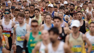 VALENCIA (ESPAÑA), 26/10/2025.- Miles de personas toman la salida de la media maratón de Valencia disputada este domingo. EFE/ Biel Aliño