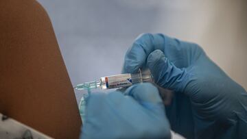 Una enfermera vacuna contra la gripe