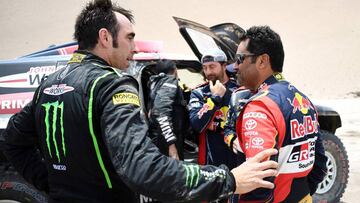 Nani Roma charla con Nasser Al-Attiyah, líder del Dakar.