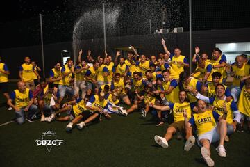 Tras m¨¢s de diez a?os el C¨¢diz vuelve a la m¨¢xima categor¨ªa del f¨²tbol espa?ol. Despu¨¦s del resultado del Real Zaragoza ante el Real Oviedo el conjunto andaluz ya es equipo de Primera. Junto con toda la ciudad, los jugadores festejaron el ascenso por todo lo alto.