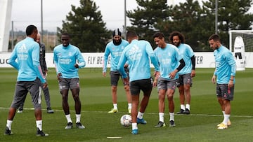 Eden Hazard, a la derecha, en uno de los rondos iniciales del entrenamiento del Real Madrid en la v&iacute;spera del partido de LaLiga Santander contra el Eibar.