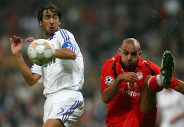 Real Madrid's Raul Gonzalez (L) fights for the ball with Olympiakos' Raul Bravo during a Champions League football match at the Santiago Bernabeu stadium in Madrid, 24 October 2007.  AFP PHOTO/JAVIER SORIANO  24/10/07 LIGA DE CAMPEONES  REAL MADRID - OLYM