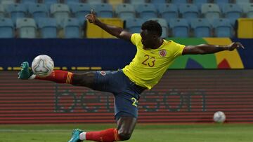 Colombia's Davinson Sanchez kicks the ball during the Conmebol Copa America 2021 football tournament group phase match between Colombia and Venezuela at the Olympic Stadium in Goiania, Brazil, on June 17, 2021. (Photo by NELSON ALMEIDA / AFP)