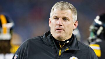 NASHVILLE, TN - NOVEMBER 17:   Mike Munchak, offensive line coach for the Pittsburgh Steelers, looks on during the fourth quarter against the Tennessee Titans at LP Field on November 17, 2014 in Nashville, Tennessee. The Pittsburgh Steelers won 27-24.  (Photo by Wesley Hitt/Getty Images)